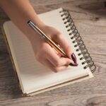 The girl wants to write in an empty notebook - Hidalgo